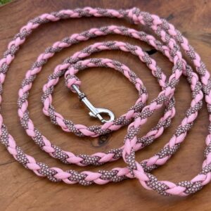handgemaakte riem van paracord 1,8 meter lengte 0,8 cm dik model ‘dot’ roze